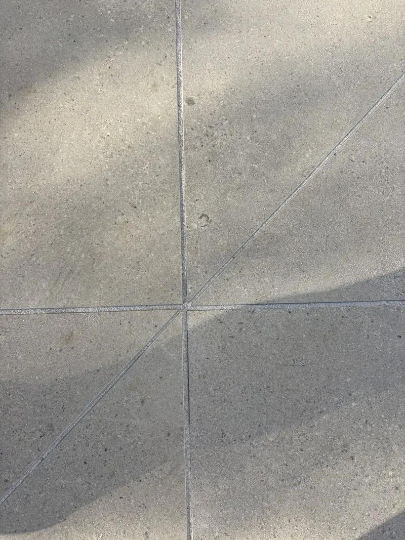 Detail: exakt geschnittene Gehrungsfugen zwischen den Keramikplatten
