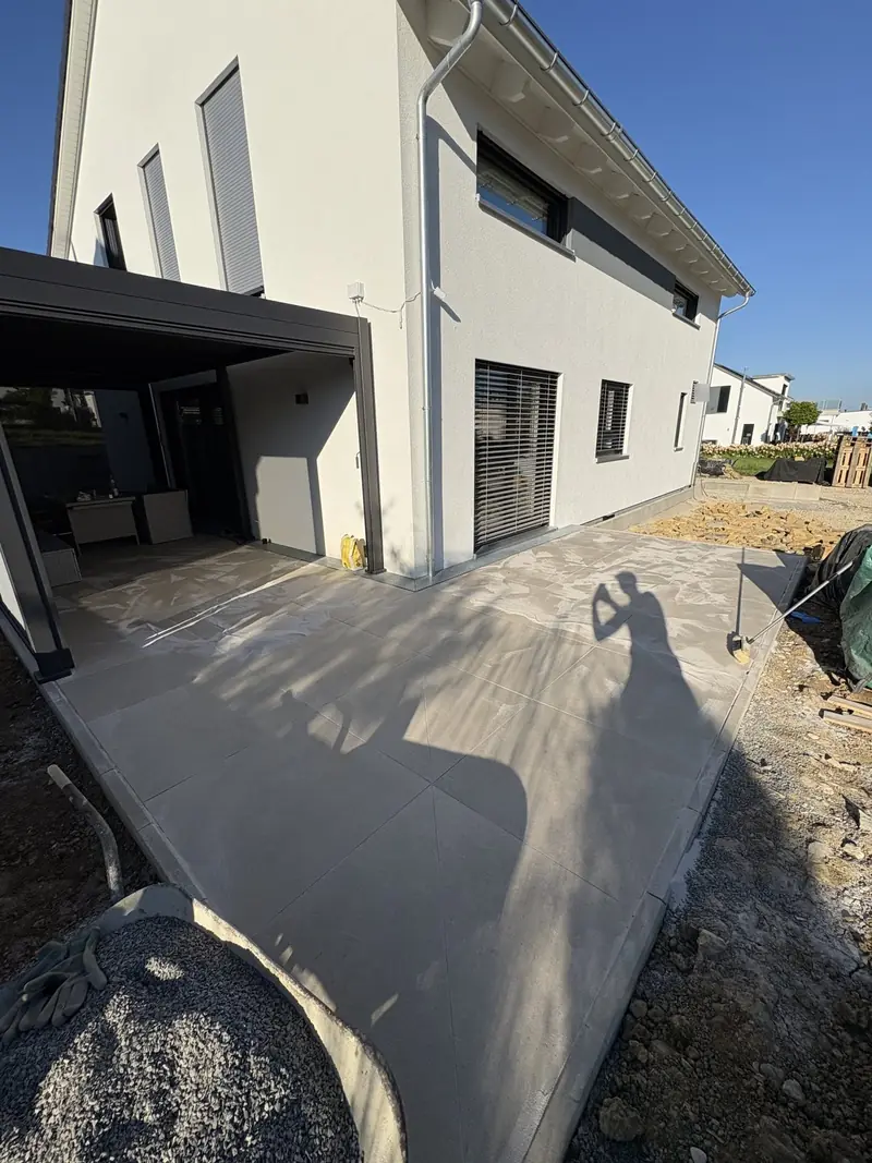 Terrasse in Nürtingen aus großformatigen Keramikplatten an einem Neubau